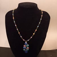 20250122_160303 Parure élégante en perles électrolyse bleu-violet : collier avec pendentif assorti et bracelet.