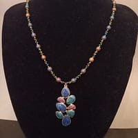20250122_160321 Collier en perles électrolyse bleu-violet avec pendentif assorti