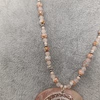 IMG_20251023_154331 Collier mandala argenté sur nacre rose