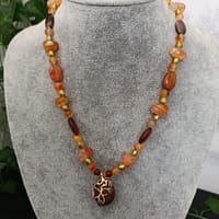 IMG_20251023_174842 Collier avec pendentif en cornaline et perles dorées.