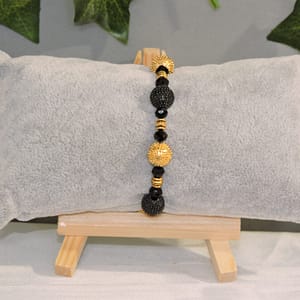 DSCN0980 Bracelet perles de métal noires et dorées