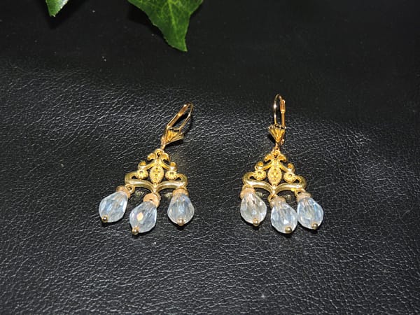 DSCN0711 Boucles d'oreilles dorées et gouttes de cristal