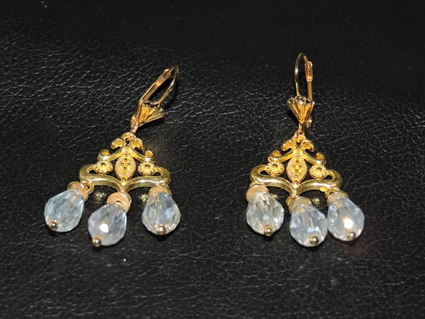 DSCN0712 Boucles d'oreilles dorées et gouttes de cristal