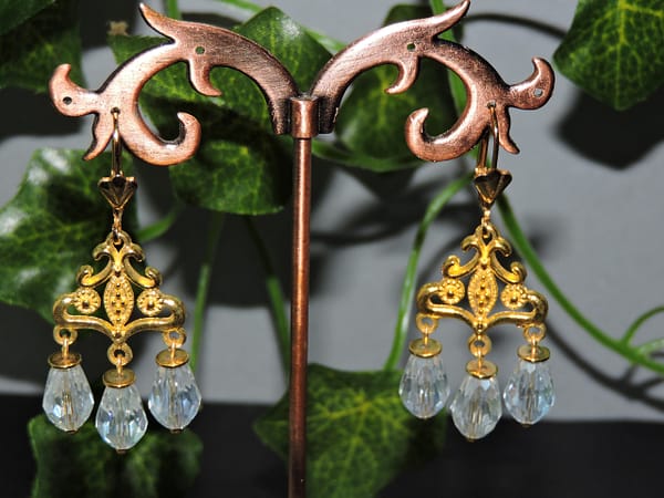 DSCN0714 Boucles d'oreilles dorées et gouttes de cristal