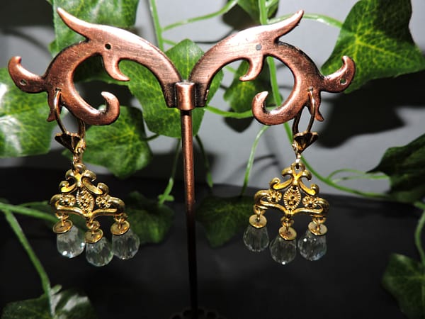 DSCN0715 Boucles d'oreilles dorées et gouttes de cristal