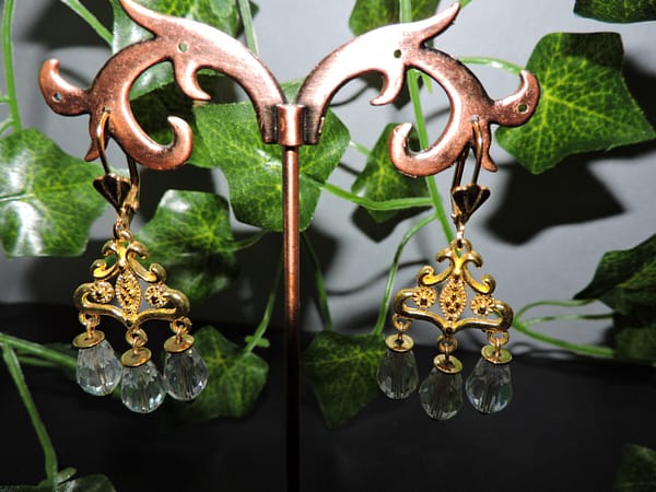 DSCN0716 Boucles d'oreilles dorées et gouttes de cristal