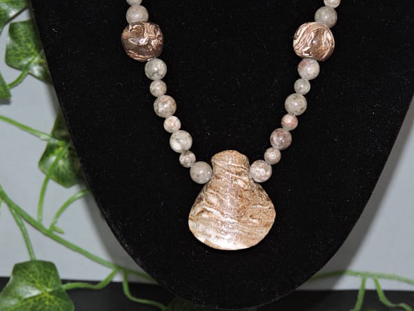 Collier de Perles de Jaspe Marron et Perles de Céramique Assorties