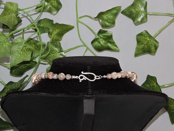 Collier de Perles de Jaspe Marron et Perles de Céramique Assorties