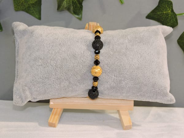 DSCN0980 Bracelet perles de métal noires et dorées