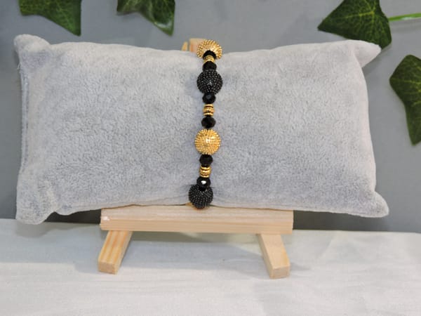 DSCN0981 Bracelet perles de métal noires et dorées