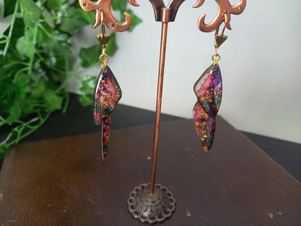 20250127_120847 Boucles d'oreilles doubles ailes de libellule multicolores en résine avec paillettes dorées.