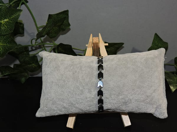 Bracelet élastique en perles d'hématite en forme de flèche