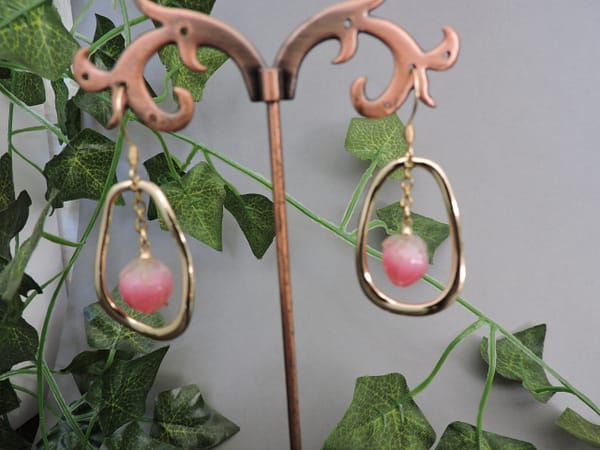 DSCN1413 Boucles d’oreilles dorées avec un bouton de fleur rose suspendu.