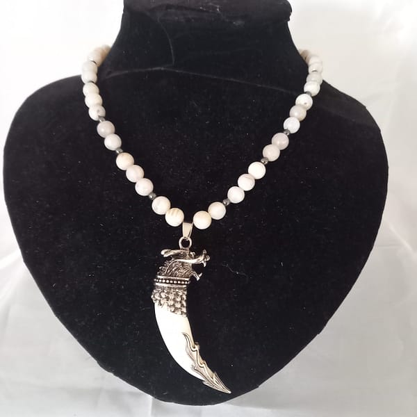 Collier griffe de dragon blanc