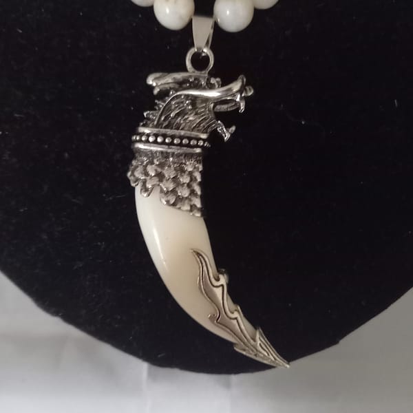 Collier griffe de dragon blanc