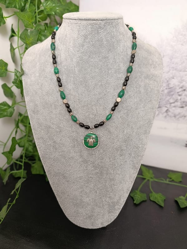 Collier perles noires et malachites avec pendentif tortue argentée