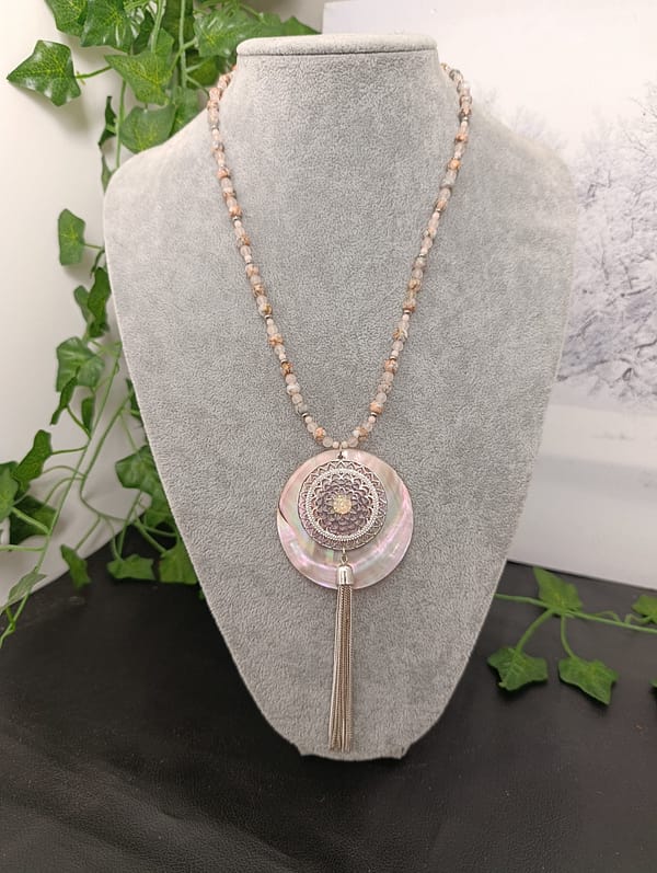 Collier mandala argenté sur nacre rose