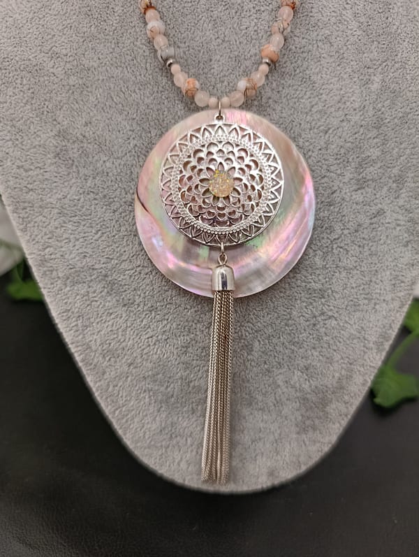 Collier mandala argenté sur nacre rose