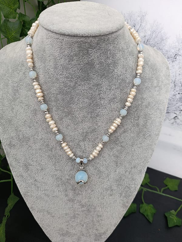 Collier en perles d’eau douce et opaline avec pendentif assorti