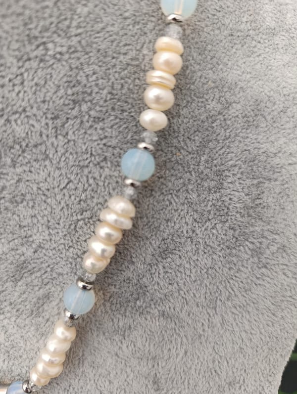 Collier en perles d’eau douce et opaline avec pendentif assorti