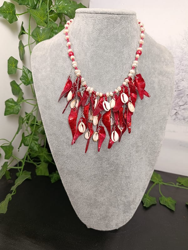 IMG_20251023_161815 Collier original en perles d’eau douce et nacrées rouges, orné de coquillages