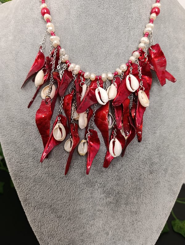 IMG_20251023_161825 Collier original en perles d’eau douce et nacrées rouges, orné de coquillages