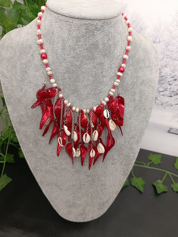 IMG_20251023_161854 Collier original en perles d’eau douce et nacrées rouges, orné de coquillages