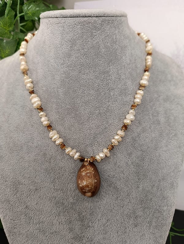 Parure en perles d’eau douce et mokaïte avec pendentif cauri brun