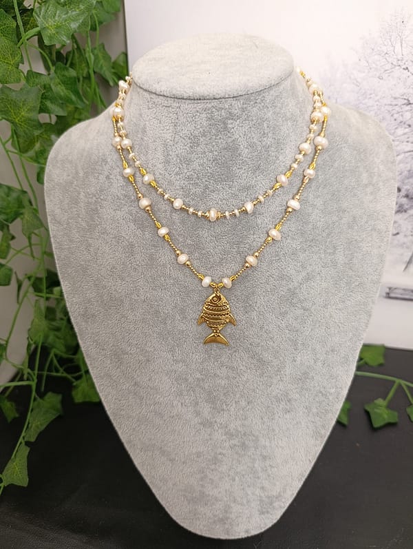 Double collier raffiné en perles d’eau douce et perles dorées en acier inoxydable, orné d’un pendentif poisson articulé