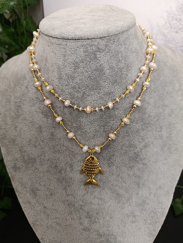 Double collier raffiné en perles d’eau douce et perles dorées en acier inoxydable, orné d’un pendentif poisson articulé