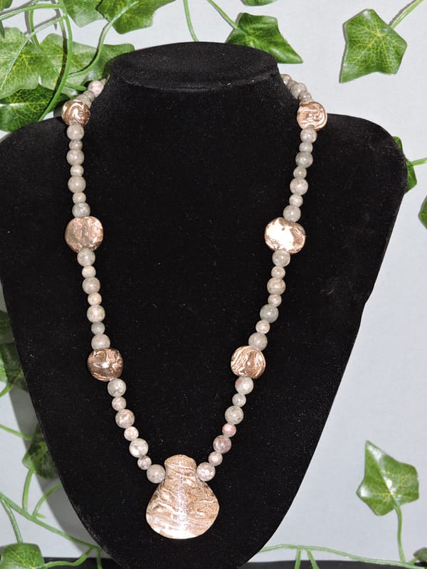 Collier de Perles de Jaspe Marron et Perles de Céramique Assorties