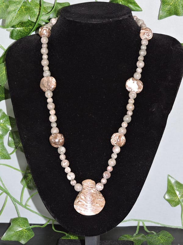Collier de Perles de Jaspe Marron et Perles de Céramique Assorties
