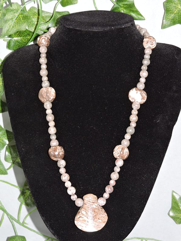 Collier de Perles de Jaspe Marron et Perles de Céramique Assorties