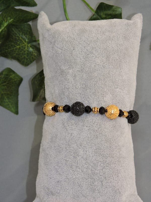 DSCN0983 Bracelet perles de métal noires et dorées