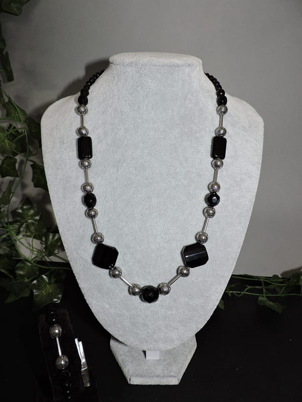 parure collier bracelet noir et argenté