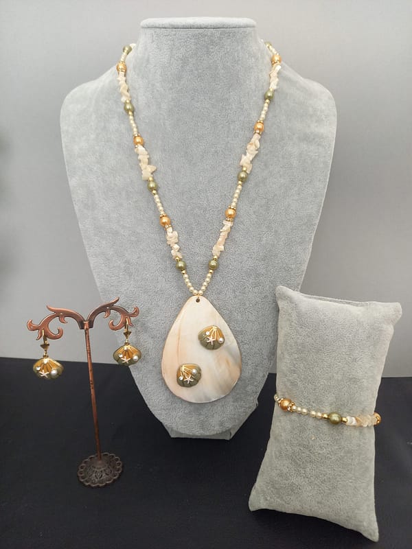 Parure Élégance Naturelle – Collier, Bracelet et Boucles d’Oreilles en Nacre et Coquillage