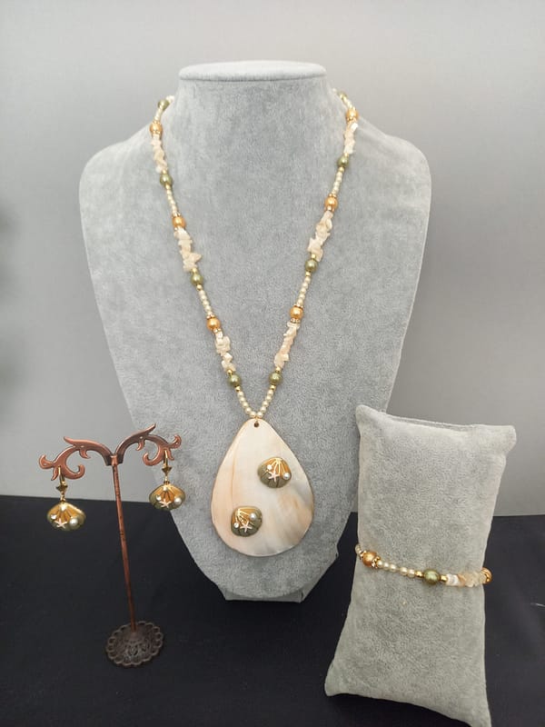 Parure Élégance Naturelle – Collier, Bracelet et Boucles d’Oreilles en Nacre et Coquillage