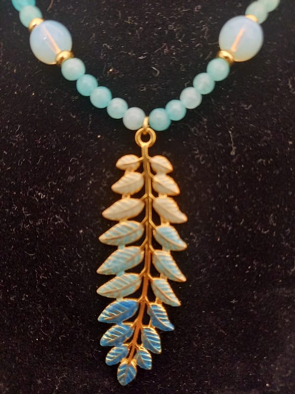 Collier bleu Élégant en Apatite et Verre avec Pendentif Feuille