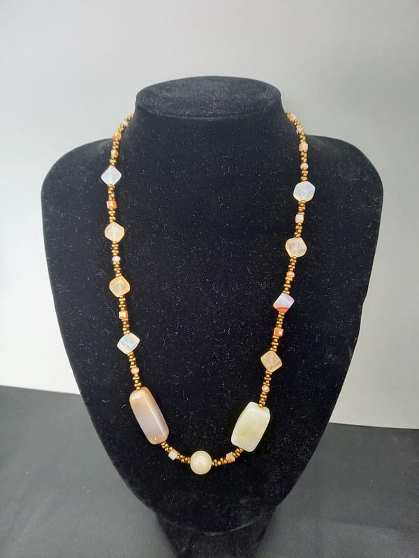 Collier en Cornaline et Perles de Bronze – Élégance Authentique aux Couleurs Chaleureuses