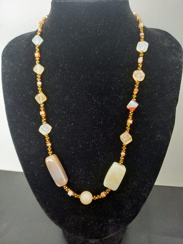 Collier en Cornaline et Perles de Bronze – Élégance Authentique aux Couleurs Chaleureuses