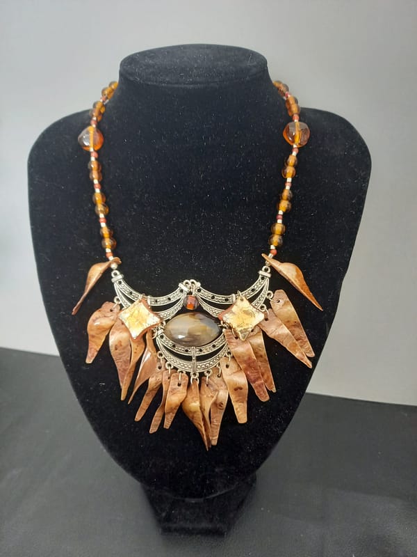 20250115_115329 Collier en Perles de Coquillage, Verre et Cornaline marron