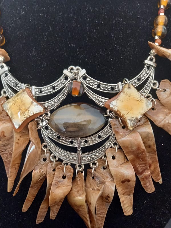 20250115_115338 Collier en Perles de Coquillage, Verre et Cornaline marron