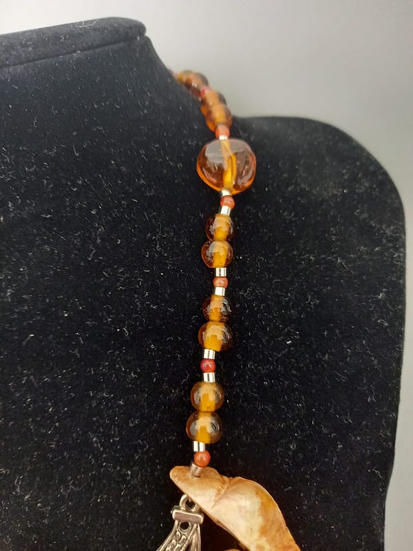 20250115_115346 Collier en Perles de Coquillage, Verre et Cornaline marron