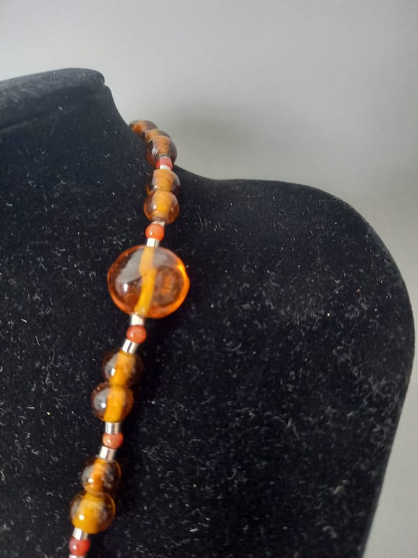 20250115_115353 Collier en Perles de Coquillage, Verre et Cornaline marron