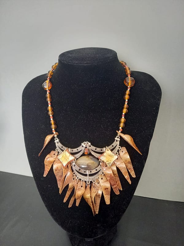 20250115_115423 Collier en Perles de Coquillage, Verre et Cornaline marron