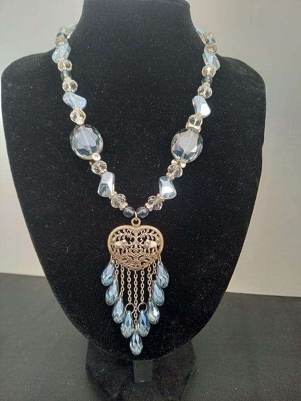 20250115_155425 Collier en Cristal Bleu et Blanc avec Strass et Pendentif Élégant en Forme de Cœur Éléphanteau