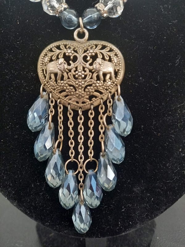 20250115_155431 Collier en Cristal Bleu et Blanc avec Strass et Pendentif Élégant en Forme de Cœur Éléphanteau