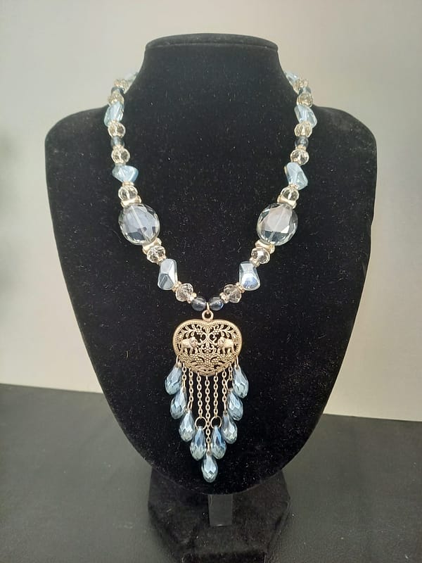 20250115_155515 Collier en Cristal Bleu et Blanc avec Strass et Pendentif Élégant en Forme de Cœur Éléphanteau