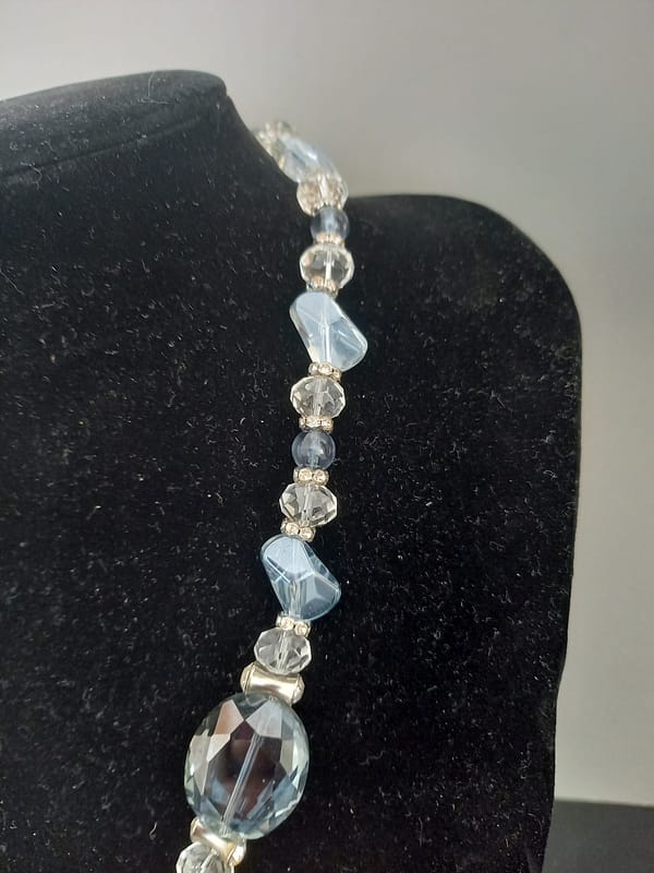 20250115_155521 Collier en Cristal Bleu et Blanc avec Strass et Pendentif Élégant en Forme de Cœur Éléphanteau