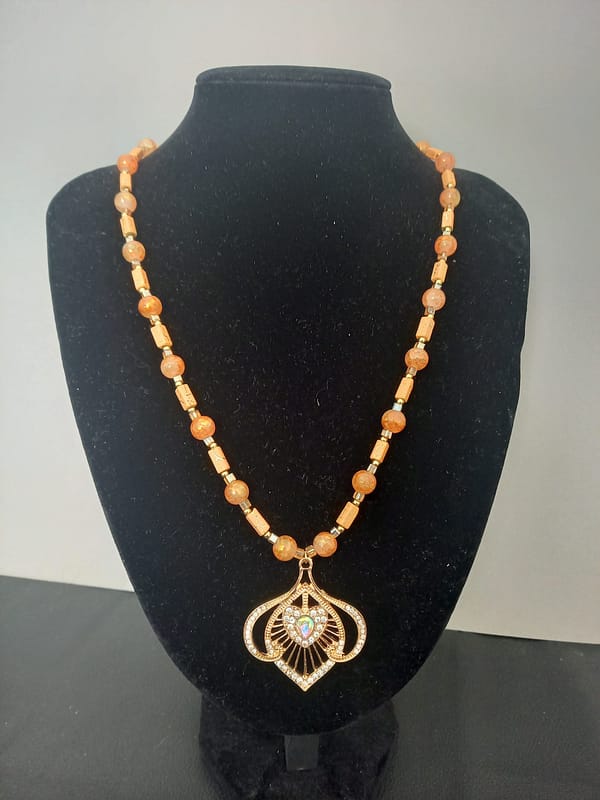 20250117_111704 Collier en perles orange avec pendentif doré à strass
